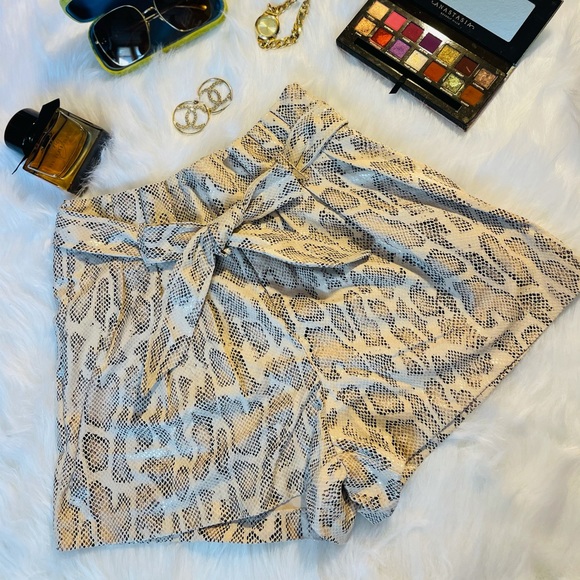 J. ELISE BOUTIQUE NEW TRENDY Oyster Faux Leather High Waisted Paper Bag Shorts - Picture 4 of 5